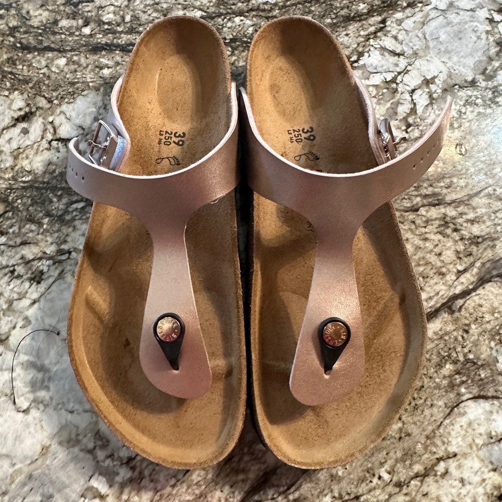 NWOT Birkenstock Gizeh (Copper/Rose Gold)